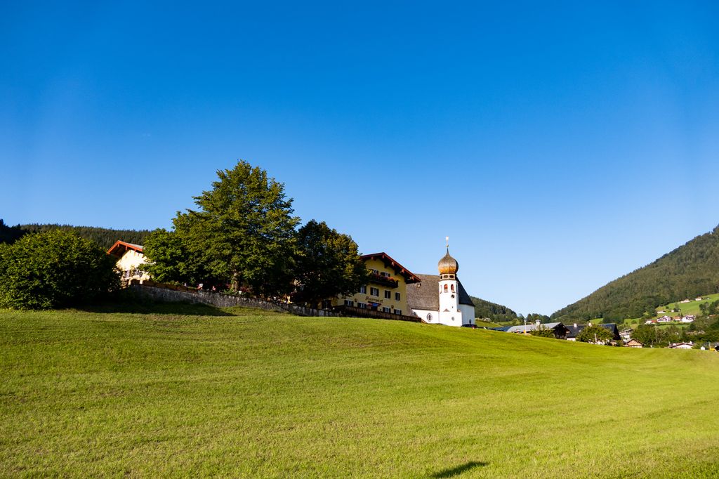 Berchtesgaden - Der Gasthof Auerwirt und die Kirche zur heiligen Familie. - © alpintreff.de - Christian Schön Berchtesgaden - Der Gasthof Auerwirt und die Kirche zur heiligen Familie. - © alpintreff.de - Christian Schön