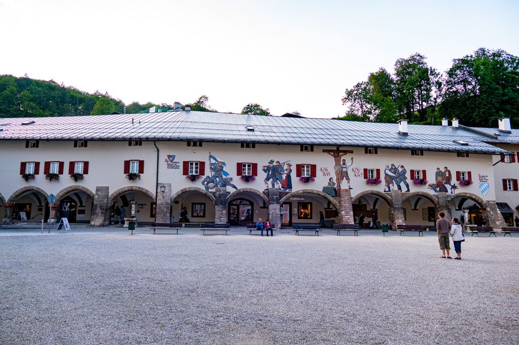 Berchtesgaden - Am Schlossplatz befindet sich das Denkmal beider Weltkriege mit eindrucksvoller Wandmalerei. - © alpintreff.de - Christian Schön Berchtesgaden - Am Schlossplatz befindet sich das Denkmal beider Weltkriege mit eindrucksvoller Wandmalerei. - © alpintreff.de - Christian Schön
