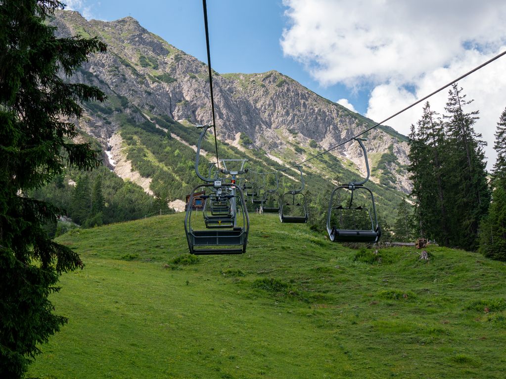 Bergfahrt Krinnenalpe - Während der Blick im unteren Bereich der Bahn unspektakulär ist, wird oben fürs Auge dann doch noch eine steile Felswand geboten. - © alpintreff.de / christian schön