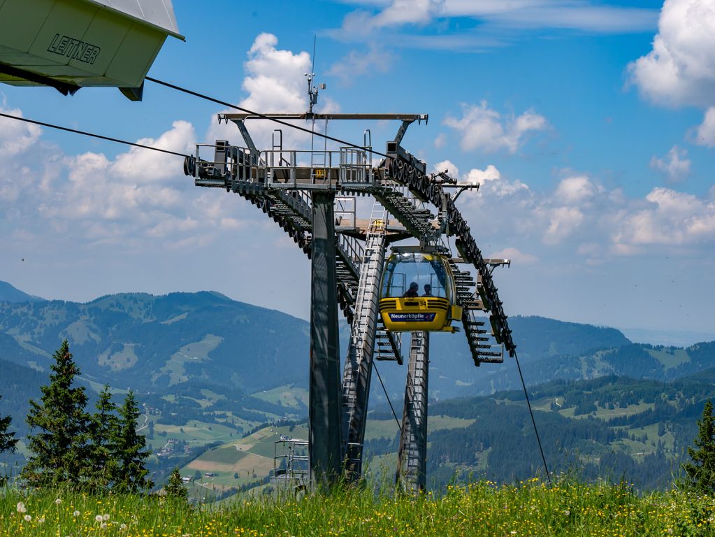 Einfahrt Bergstation Neunerköpfle - Die Einfahrtstütze der Seilbahn am Neunerköpfle wird gerne fotografiert. Mit den gelben Gondeln ein echt schöner Kontrast. - © alpintreff.de / christian schön