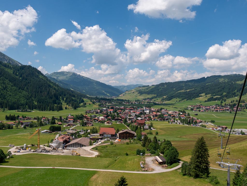 Blick über Tannheim - Blick aus der Neunerköpfle-Seilbahn über Tannheim - © alpintreff.de / christian schön