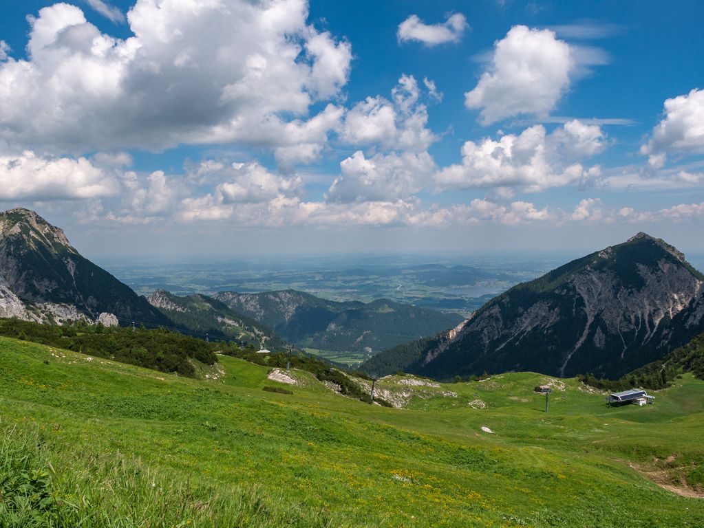 Blick über Füssen - Der Blick vom Füssener Jöchle reicht bis weit ins Allgäu hinein - © alpintreff.de / christian schön Blick über Füssen - Der Blick vom Füssener Jöchle reicht bis weit ins Allgäu hinein - © alpintreff.de / christian schön