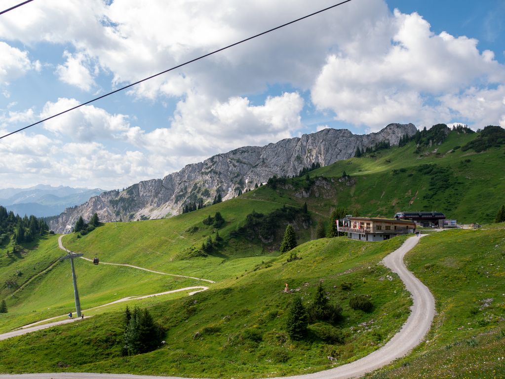 Blick über die Alm - Blick über das Almgebiet Hahnenkamm - © alpintreff.de / christian schön