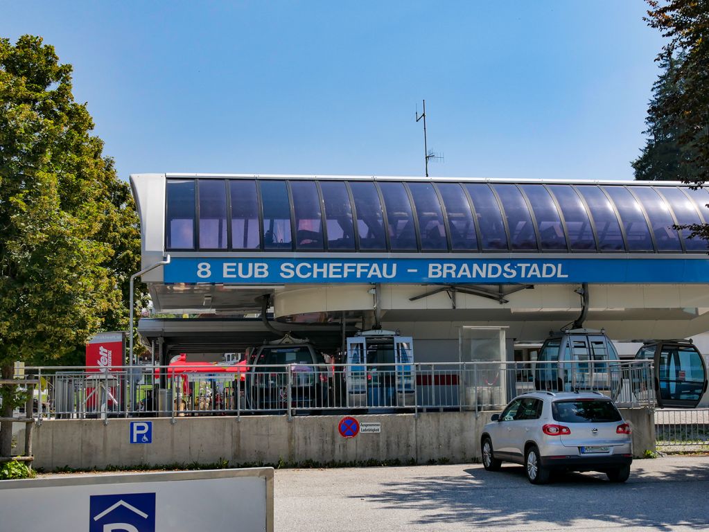 Talstation Brandstadl - Die Talstation der neuen Brandstadlbahn ist unspektakulär und geht direkt vom großen Parkplatz an der Bundesstraße ab (außerhalb von Scheffau). - © alpintreff.de / christian schön Talstation Brandstadl - Die Talstation der neuen Brandstadlbahn ist unspektakulär und geht direkt vom großen Parkplatz an der Bundesstraße ab (außerhalb von Scheffau). - © alpintreff.de / christian schön