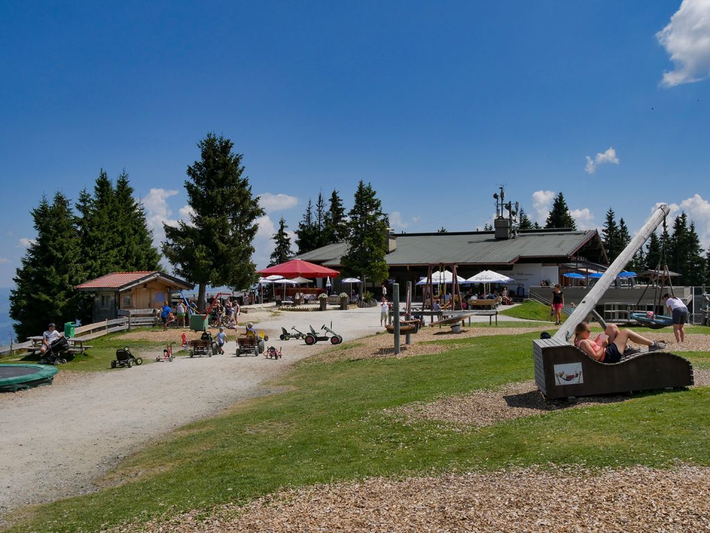 Kinderspielplatz Brandstadl - Einen Steinwurf ist es bis zum Brandstadl-Restaurant. Der großzügige Kinderspielplatz liegt auf dem Weg - © alpintreff.de / christian schön