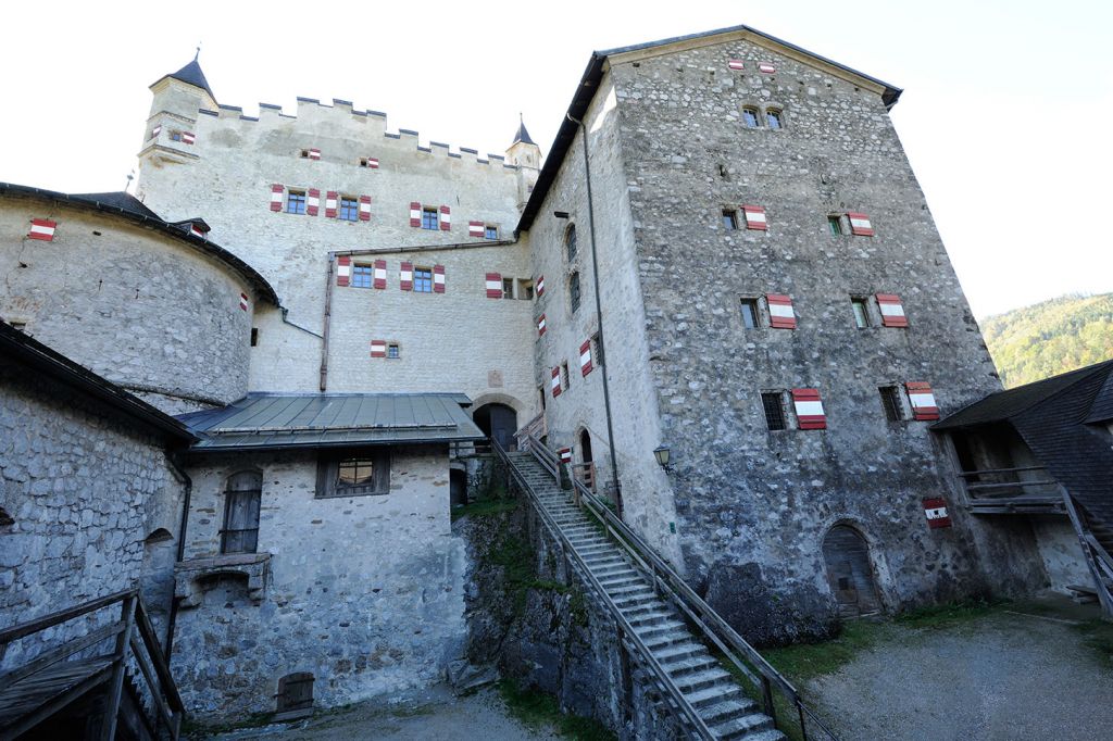 Details - Die Burg Hohenwerfen ist bereits über 900 Jahre alt - ist aber mehrfach wieder aufgebaut worden. - © salzburg-burgen.at Details - Die Burg Hohenwerfen ist bereits über 900 Jahre alt - ist aber mehrfach wieder aufgebaut worden. - © salzburg-burgen.at