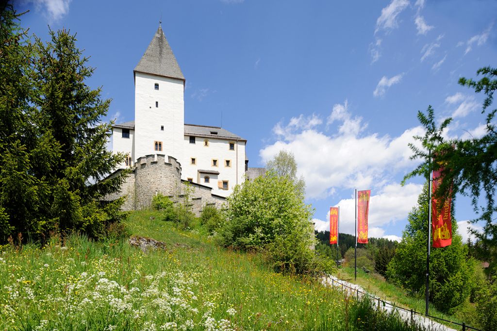 Die Burg Mauterndorf - So sieht die Burg Mauterndorf von außen aus.  - © Salzburger Burgen und Schlösser