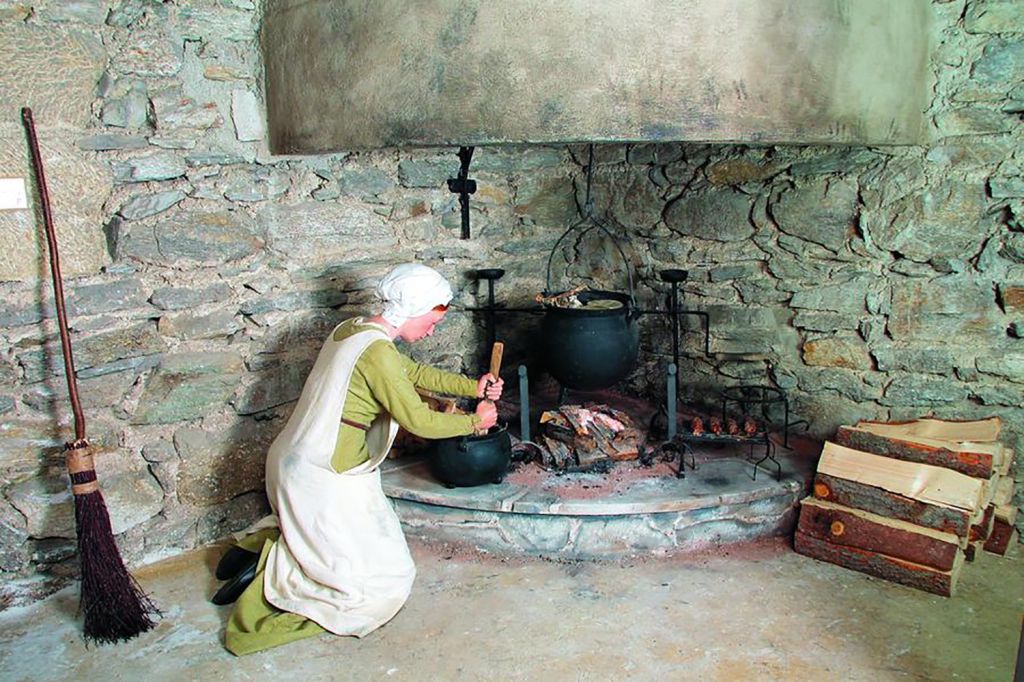 Küche im Wehrturm - In der Burg befindet sich ein Museum. Das hier ist die Küche im Wehrturm.  - © Salzburger Burgen und Schlösser