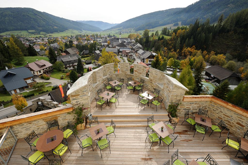 Eventstandort Burg Mauterndorf - Die Burg ist für Veranstaltungen geöffnet. Die Sonnenterrasse bietet eine herrliche Aussicht in ganz besonderem Ambiente. - © Salzburger Burgen und Schlösser Eventstandort Burg Mauterndorf - Die Burg ist für Veranstaltungen geöffnet. Die Sonnenterrasse bietet eine herrliche Aussicht in ganz besonderem Ambiente. - © Salzburger Burgen und Schlösser