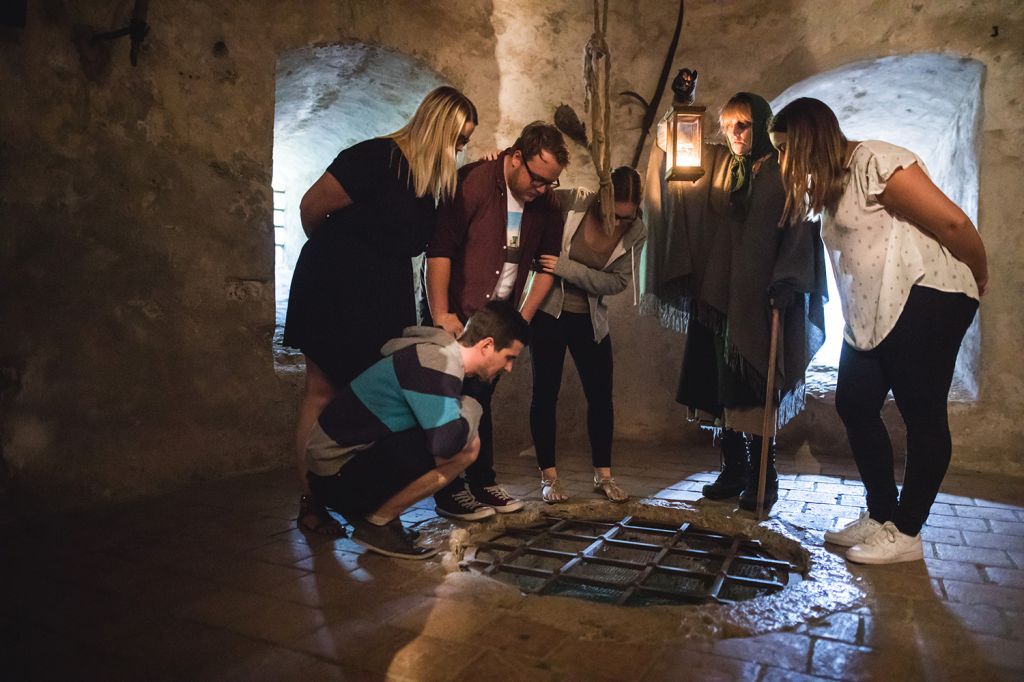 Tief unten in der Burg Hohenwerfen - Einblick ins Verließ. Die damaligen Gewohnheiten sind heute schwer nachvollziehbar. - © Salzburger Burgen und Schlösser Tief unten in der Burg Hohenwerfen - Einblick ins Verließ. Die damaligen Gewohnheiten sind heute schwer nachvollziehbar. - © Salzburger Burgen und Schlösser