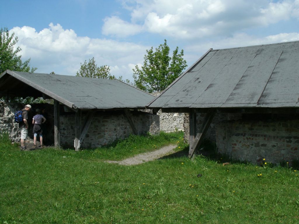 Burgruine Wolkenberg - Wildpoldsried - Die Burg stammt aus dem 13. Jahrhundert. Mitte des 16. Jahrhunderts hatten Bauern es auf die Burg abgesehen und brannten sie nieder. Die wiederaufgebaute Burg hielt nur bis zu einer neuerlichen Niederbrennung im Jahr 1632.  - © Burgfreunde Wolkenberg e.V.