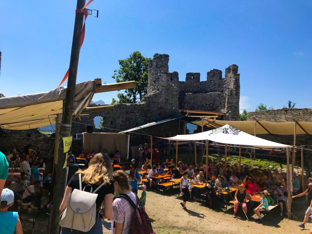 Burg Eisenberg im Allgäu - So kommt Leben in die Burg. :-) - © Tina Lutz