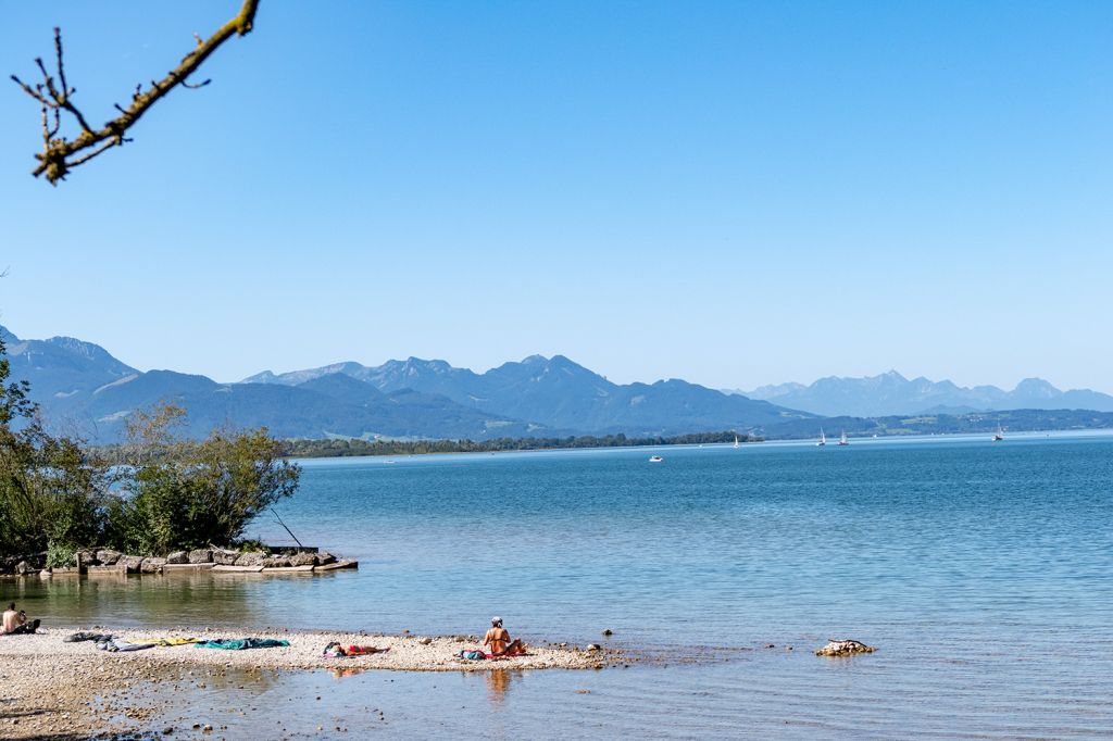 Chiemsee - Blick von Chieming aus auf den See und die Alpen - © alpintreff.de / christian Schön