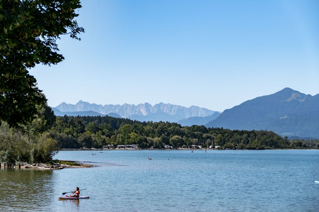 Chiemsee - Gefällt uns aber besser als die andere Richtung: Nochmal der Alpenblick in Richtung Wilder Kaiser.  - © alpintreff.de / christian Schön