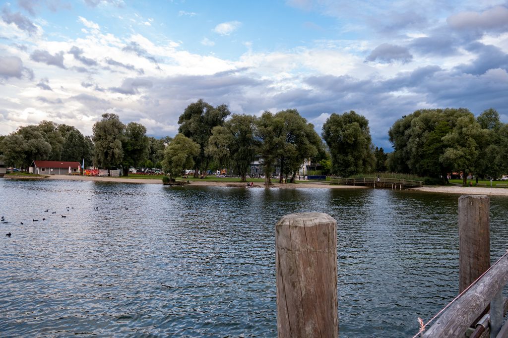 Chiemsee - Blick vom Anleger auf den Chiemseepark. - © alpintreff.de / christian Schön