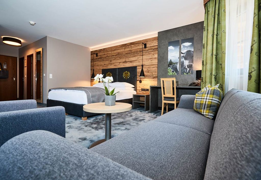 Tiroler Junior-Suite - Im Postwirt braucht man aber trotzdem keine Angst zu haben, die alten Zimmer zu buchen. Auch der alte Bereich ist vollkommen modern eingerichtet. - © Der Postwirt in Söll Tiroler Junior-Suite - Im Postwirt braucht man aber trotzdem keine Angst zu haben, die alten Zimmer zu buchen. Auch der alte Bereich ist vollkommen modern eingerichtet. - © Der Postwirt in Söll
