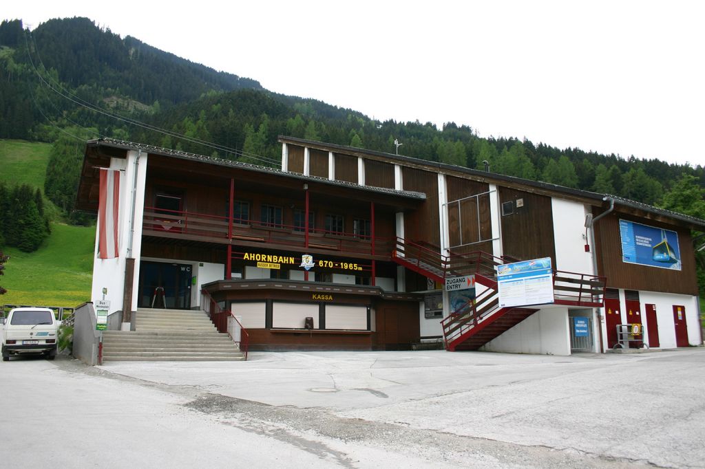 Alte Ahornbahn von 1968 in Mayrhofen - Talstation der alten Ahornbahn. Anfahrt, Parkplätze und Kapazität waren im Jahr 2006 nicht mehr zeitgemäß. - © alpintreff.de / christian Schön Alte Ahornbahn von 1968 in Mayrhofen - Talstation der alten Ahornbahn. Anfahrt, Parkplätze und Kapazität waren im Jahr 2006 nicht mehr zeitgemäß. - © alpintreff.de / christian Schön