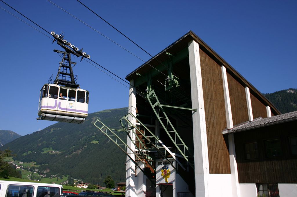 Alte Ahornbahn von 1968 in Mayrhofen - Nach der Eröffnung der Penkenbahn in den 50er Jahren erschloss die Ahornbahn im Jahr 1968 den zweiten Hausberg in Mayrhofen. - © alpintreff.de / christian Schön