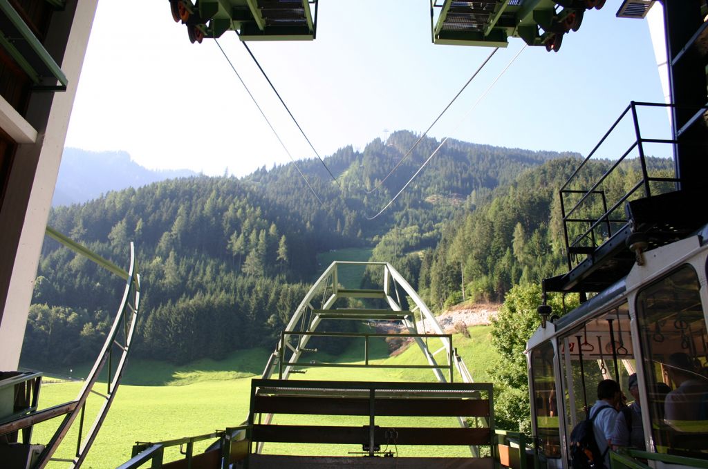 Alte Ahornbahn von 1968 in Mayrhofen - Die Fotos entstanden Ende Juli 2006. Der Bau der neuen Seilbahn hatte bereits begonnen. - © alpintreff.de / christian Schön Alte Ahornbahn von 1968 in Mayrhofen - Die Fotos entstanden Ende Juli 2006. Der Bau der neuen Seilbahn hatte bereits begonnen. - © alpintreff.de / christian Schön