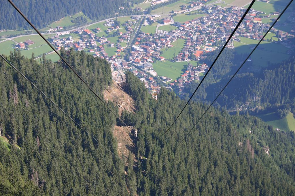 Alte Ahornbahn von 1968 in Mayrhofen - Blick auf die Trasse der Ahornbahn. Der gerodete Bereich in der Mitte ist die Baustelle für die Stütze der neuen Bahn. - © alpintreff.de / christian Schön Alte Ahornbahn von 1968 in Mayrhofen - Blick auf die Trasse der Ahornbahn. Der gerodete Bereich in der Mitte ist die Baustelle für die Stütze der neuen Bahn. - © alpintreff.de / christian Schön