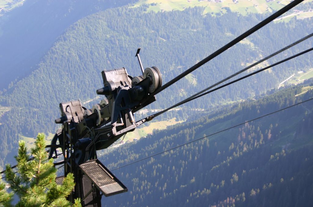 Alte Ahornbahn von 1968 in Mayrhofen - Laufwerk der Gondel mit Ausblick. Kurz vor der Bergstation - © alpintreff.de / christian Schön Alte Ahornbahn von 1968 in Mayrhofen - Laufwerk der Gondel mit Ausblick. Kurz vor der Bergstation - © alpintreff.de / christian Schön