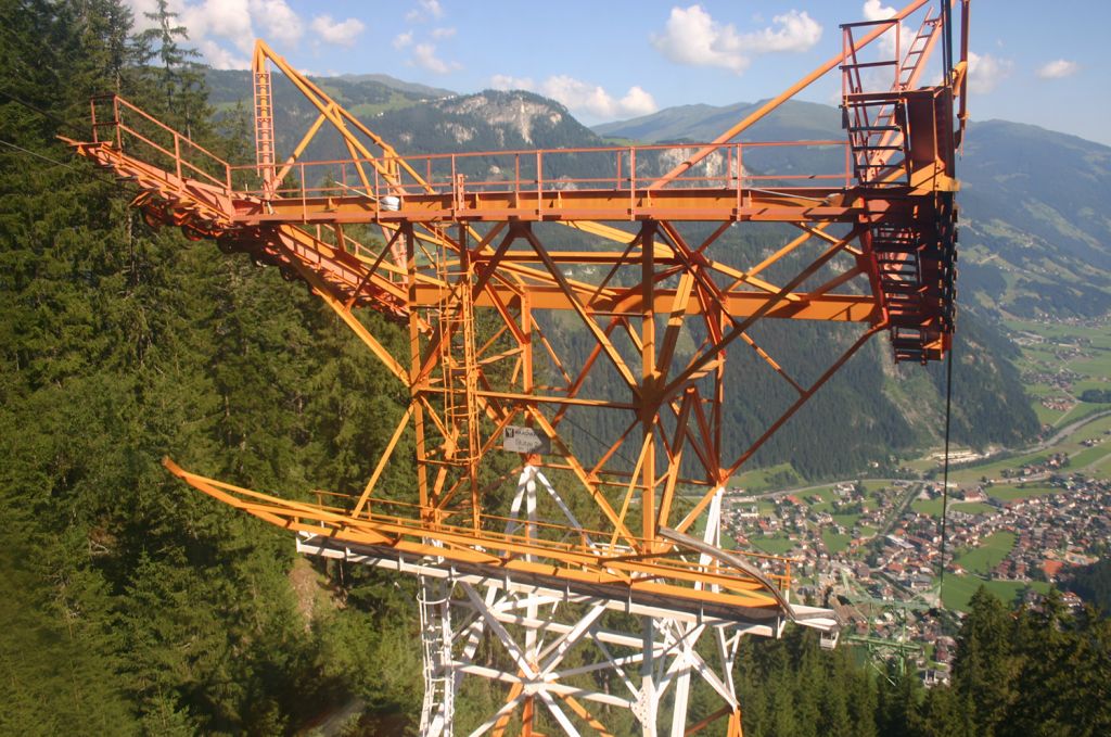 Alte Ahornbahn von 1968 in Mayrhofen - Stütze 2 und 1 waren recht eng beieinander. Die neue Bahn kommt mit einer Stütze an der Stelle aus, verfügt dafür aber vor der Bergstation über eine weitere Stütze. - © alpintreff.de / christian Schön