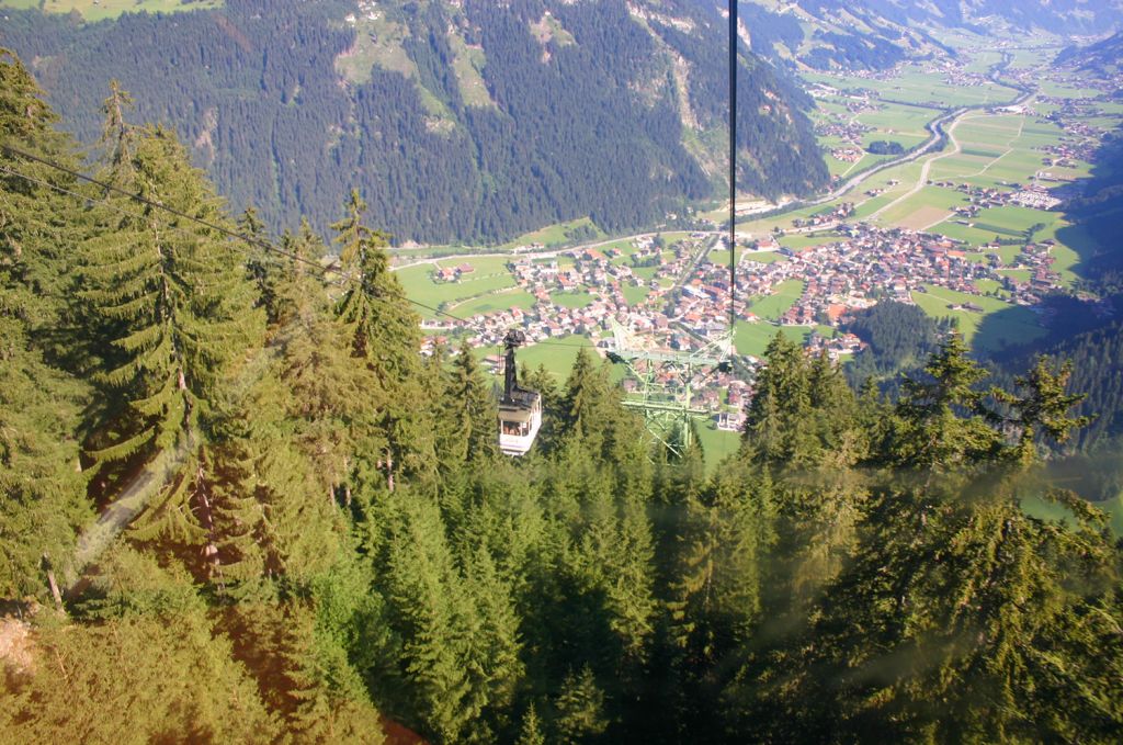 Alte Ahornbahn von 1968 in Mayrhofen - Blick auf Stütze 1 und die zweite Kabine. - © alpintreff.de / christian Schön