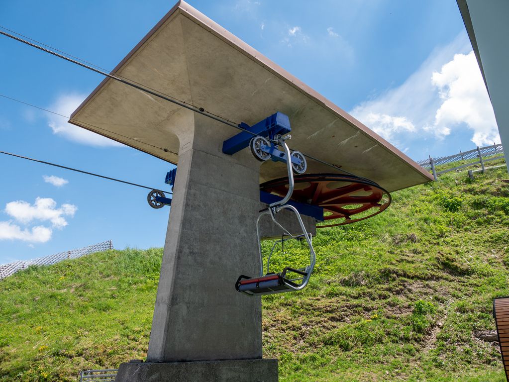 Technik aus den 70ern - Direkt am Ausstieg trifft man auf Technik aus den frühen 70ern. Die Bergstation Doppelsesselbahn Neunerköpfle. Diese wurde im Jahr 2013 noch einmal komplett saniert und auf den aktuellen Stand gebracht. Sie war früher die zweite Sektion der Tannheimer Sessellifte. - © alpintreff.de / christian schön