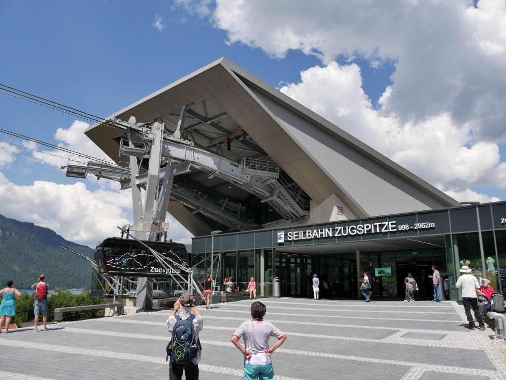 Bayerische Zugspitz-Seilbahn - Die Seilbahn wurde von 2015 bis 2017 gebaut und ist wie auch die Vorgängerin aus dem Jahr 1962 eine Seilbahn der Superlative. - © alpintreff.de / christian Schön Bayerische Zugspitz-Seilbahn - Die Seilbahn wurde von 2015 bis 2017 gebaut und ist wie auch die Vorgängerin aus dem Jahr 1962 eine Seilbahn der Superlative. - © alpintreff.de / christian Schön