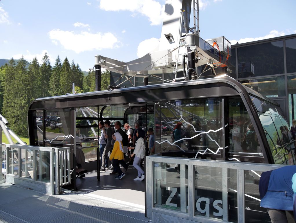 Bayerische Zugspitz-Seilbahn - Wie schon geschrieben haben die Kabinen ein Fassungsvermögen von 120 Personen. So ist eine Leistung von bis zu 720 Personen pro Stunde und Richtung möglich. Die alte Bahn kam hier lediglich auf etwas 260 Personen. - © alpintreff.de / christian Schön