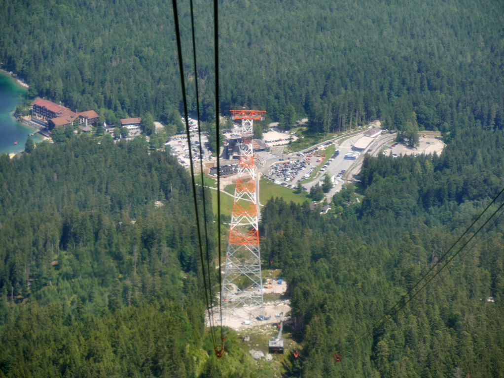 Bayerische Zugspitz-Seilbahn - Und ein kurzer Blick zurück ins Tal. - © alpintreff.de / christian Schön