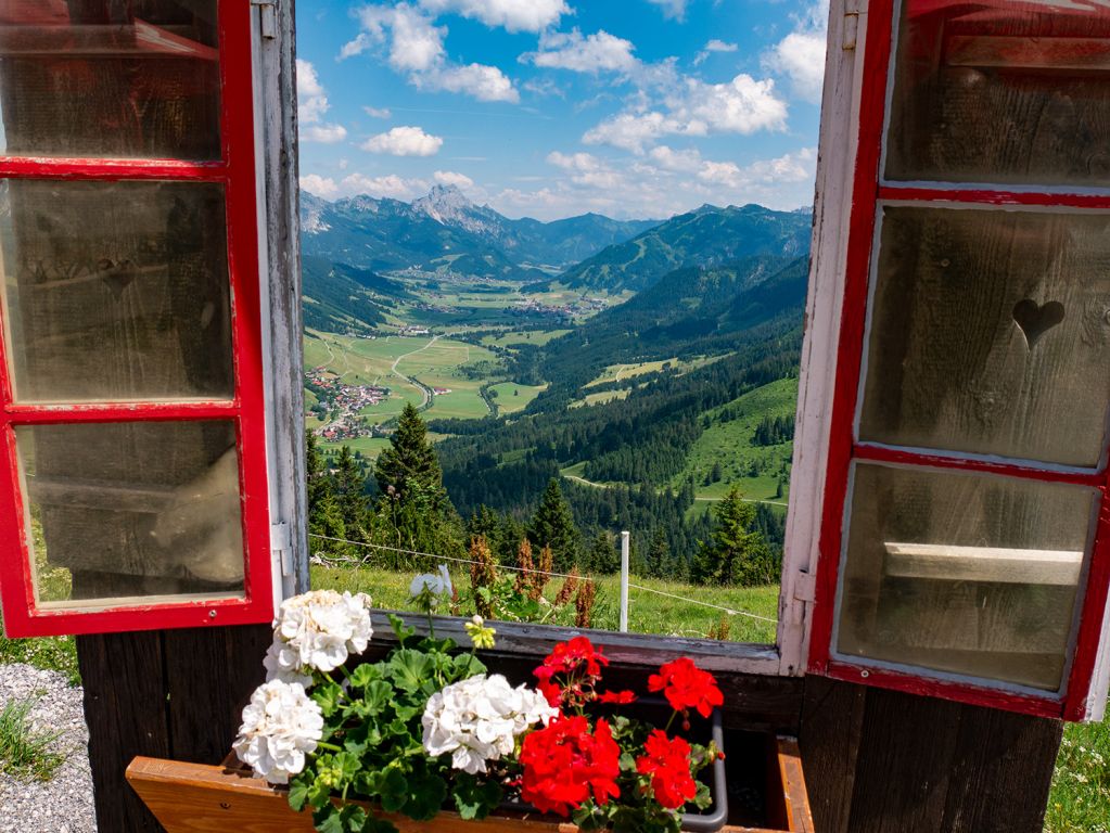 Fenster zum Tannheimer Tal - Nett gemacht: Den Ausblick kann man auch im Fenster zum Tannheimer Tal sehen. - © alpintreff.de / christian schön