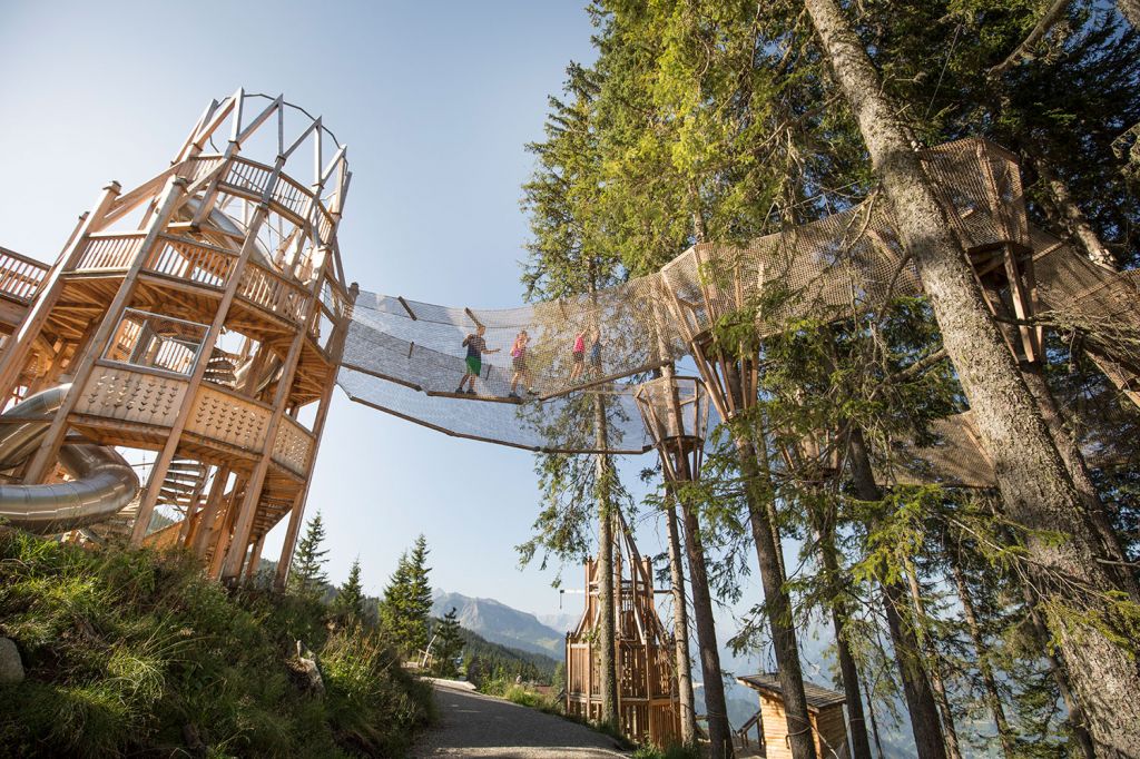 Fichtenschloss - Zell am Ziller - Das Fichtenschloss liegt in Zell am Ziller im Zillertal. Es ist ein schönes Spielareal mit wunderschönen Klettermöglichkeiten, Rutschen, einem Aussichtsturm (18 Meter hoch!), vielen Spielgeräten sowie einem Wasserspielplatz. - © Zillertal Arena, Johannes Sautner