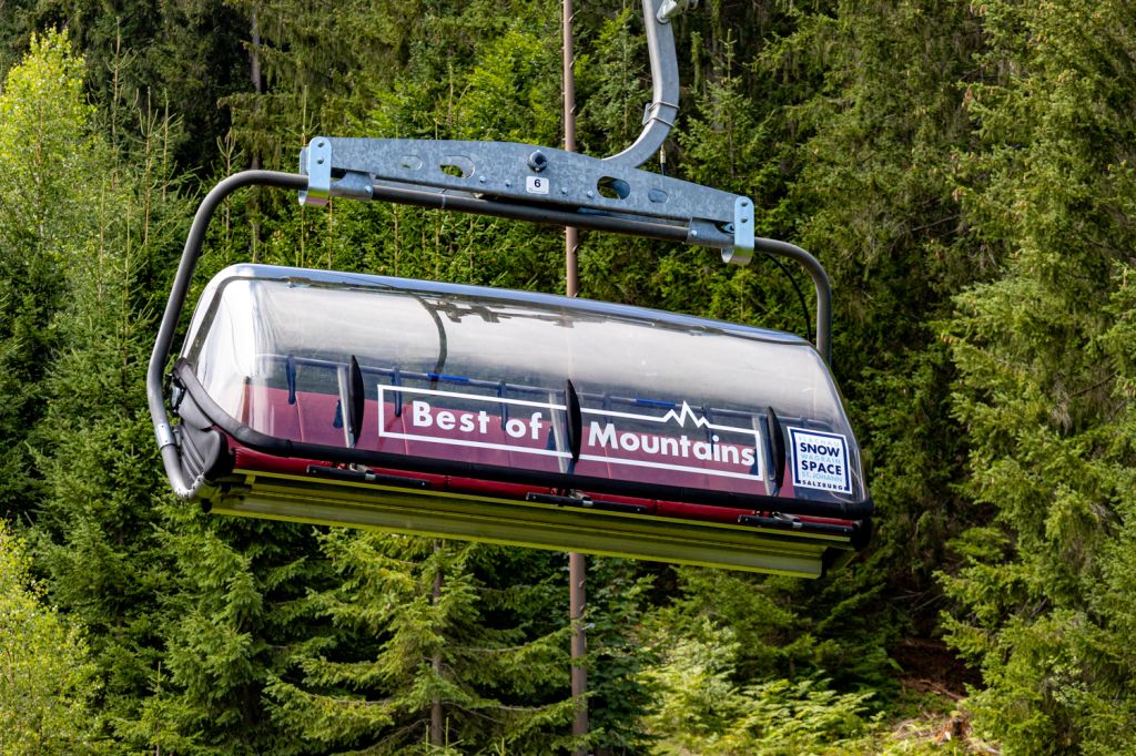 Star Jet 1 - Flachau - Sesselbahn - Bilder - Ein Sessel bietet Platz für sechs Personen, Wetterschutz haben die Sessel ebenfalls. - © alpintreff.de - Christian Schön