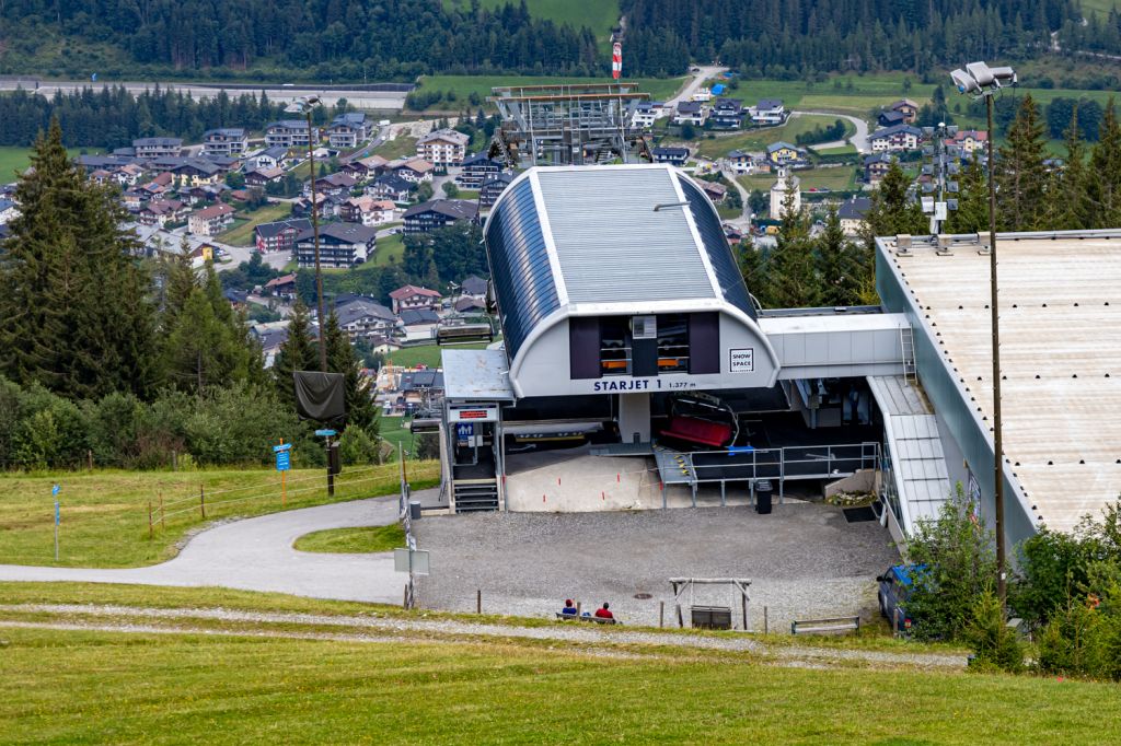 Star Jet 1 - Flachau - Bergstation - Die Bergstation und der Blick nach Flachau. - © alpintreff.de - Christian Schön