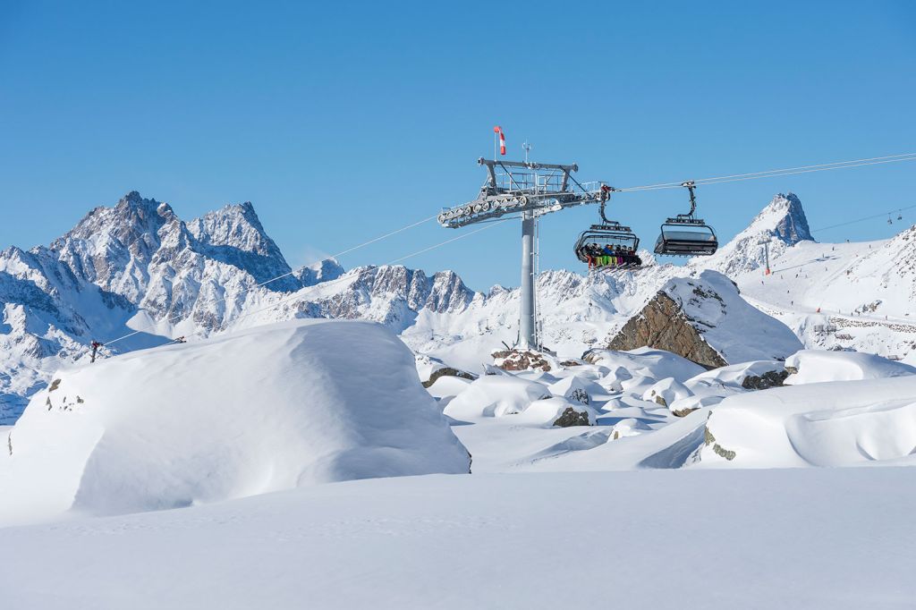 Flimjochbahn in Ischgl - Zwei Stützen vor der Bergstation gibt es diesen markanten Punkt auf der Strecke der Flimjochbahn. Im Hintergrund rechts übrigens das obere Ende der Velillbahn. - © TVB Paznaun - Ischgl