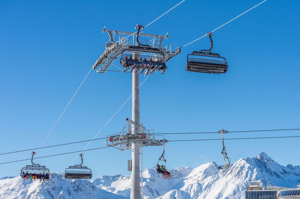 Flimjochbahn in Ischgl - Seilbahnkreuzungen gibt es in der Häufung wohl nur in Ischgl: Hier verläuft oben die Flimjochbahn, während sich die Höllbodenbahn C1 unten auf der Stütze fast schon in der Bergstation befindet. - © TVB Paznaun - Ischgl Flimjochbahn in Ischgl - Seilbahnkreuzungen gibt es in der Häufung wohl nur in Ischgl: Hier verläuft oben die Flimjochbahn, während sich die Höllbodenbahn C1 unten auf der Stütze fast schon in der Bergstation befindet. - © TVB Paznaun - Ischgl