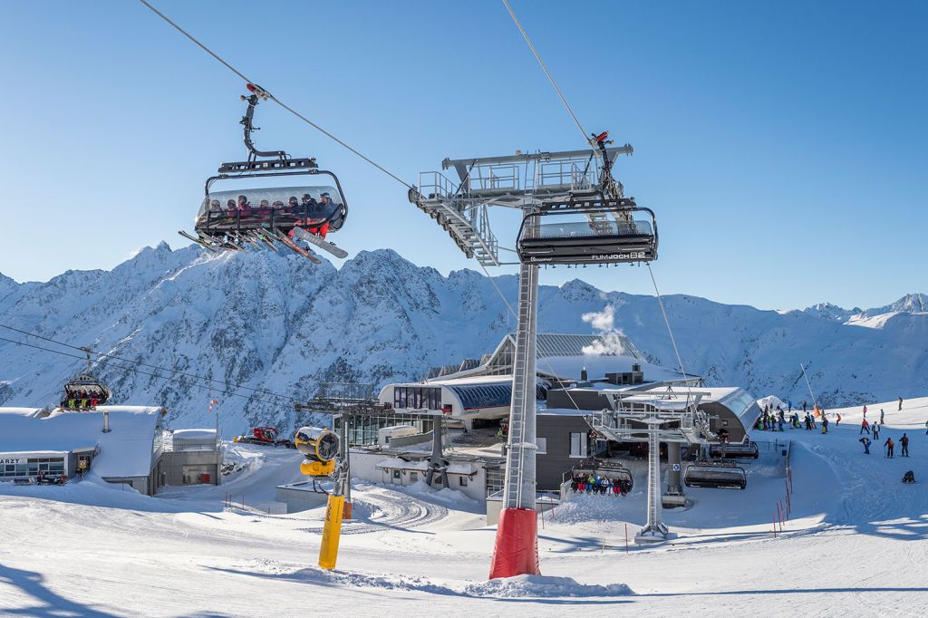 Talstation von Flimjochbahn und Idjochbahn - Die Talstation der Flimjochbahn befindet sich zusammen mit der Idjochbahn in einem Komplex. - © TVB Paznaun - Ischgl