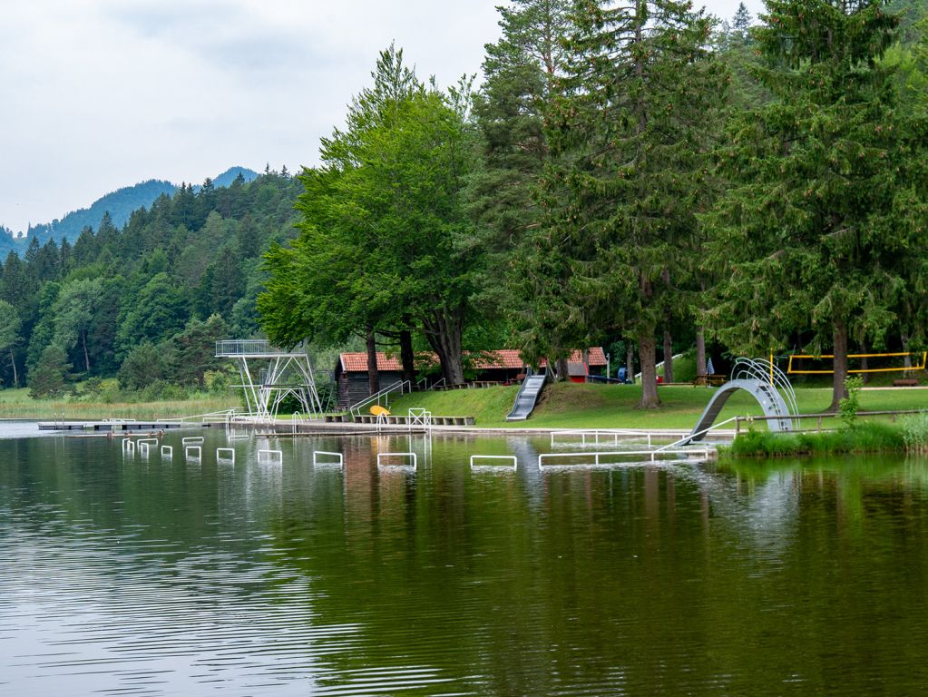 Freibad Obersee Füssen - Das Freibad am Obersee in Füssen ist ein beliebtes Naturfreibad. - © alpintreff.de / christian Schön Freibad Obersee Füssen - Das Freibad am Obersee in Füssen ist ein beliebtes Naturfreibad. - © alpintreff.de / christian Schön