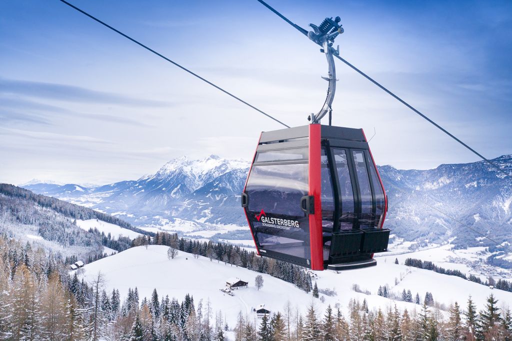 10er Gondelbahn Galsterbergalm - Eine Gruppenbahn als Zubringer zu einem Skigebiet ist heute nicht mehr wirklich Stand der Technik. Und ab dem Winter 2022/2023 ist dies im Skigebiet Galsterbergalm auch nicht mehr der Fall. Die neue 10er Gondelbahn bringt die Besucher nun ohne Wartezeiten hinauf auf den Berg. - © Josh Absenger