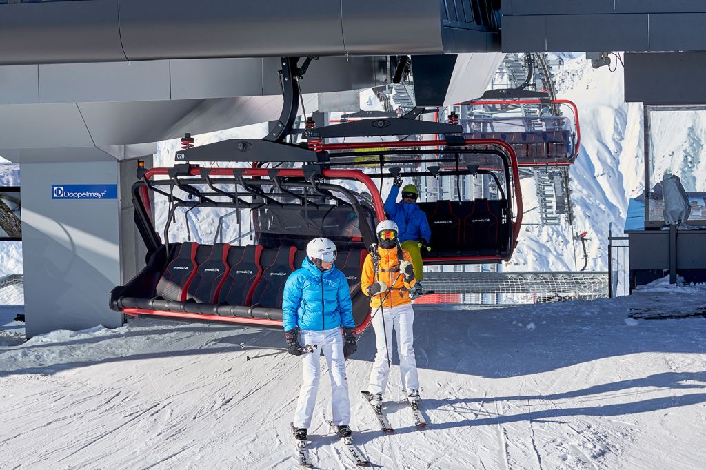 Gampenbahn in Ischgl - Mittleres Können auf Skiern sollte man hier oben mitbringen. Sowohl zurück zur Talstation als auch zur 150er Pendelbahn Piz Val Gronda sind es mindestens rote Pisten. Und unter Umständen auch mega Tiefschnee. - © TVB Paznaun - Ischgl