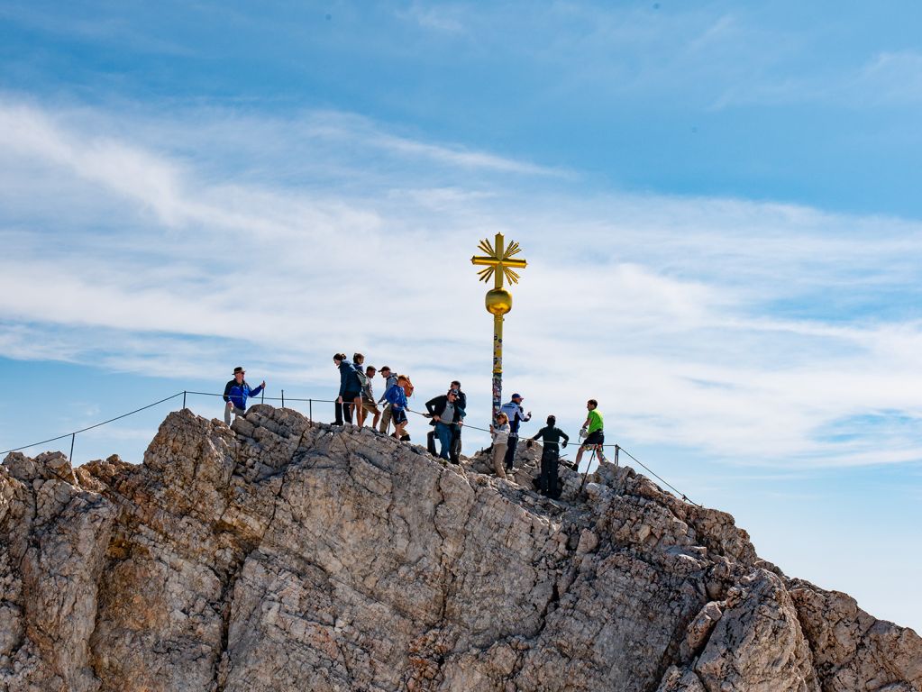 Gipfelkreuz Zugspitze - Der Gipfel der Zugspitze mit dem bekannten Gipfelkreuz auf 2.962 Meter - © alpintreff.de / christian schön Gipfelkreuz Zugspitze - Der Gipfel der Zugspitze mit dem bekannten Gipfelkreuz auf 2.962 Meter - © alpintreff.de / christian schön