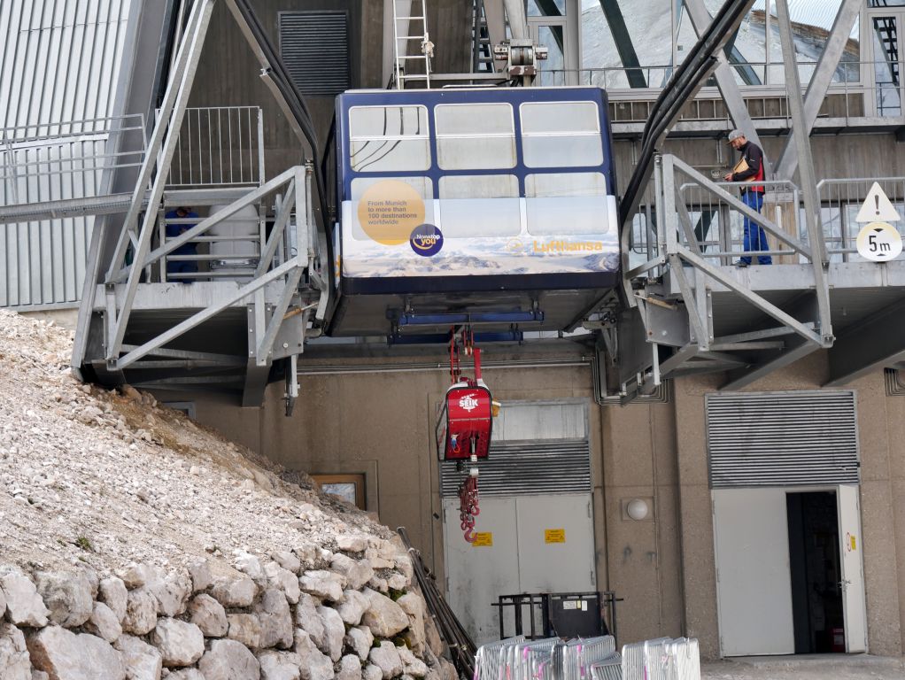 Gletscherbahn Zugspitze - Während der Bauphase der neuen Zugspitzbahn wurden viele Bauteile per Winde mit der Gletscherbahn transportiert. - © alpintreff.de / christian Schön Gletscherbahn Zugspitze - Während der Bauphase der neuen Zugspitzbahn wurden viele Bauteile per Winde mit der Gletscherbahn transportiert. - © alpintreff.de / christian Schön