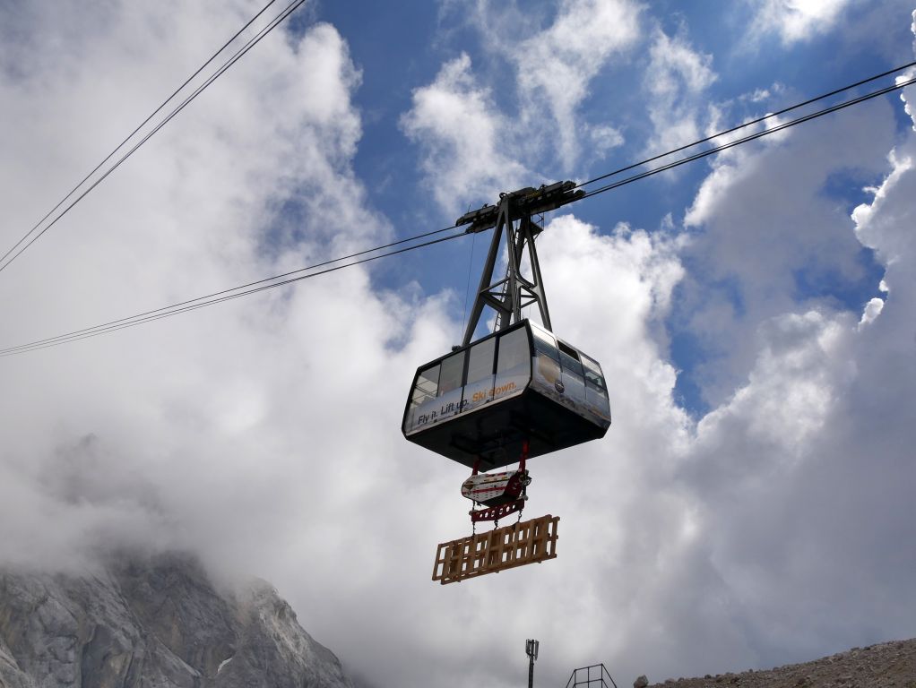 Gletscherbahn Zugspitze - Die Teile werden übrigens bis hier mit der Zahnradbahn transportiert. Wer das Spiel beobachtet hat, der kann sich vorstellen, dass eine hochalpine Baustelle dann doch ganz spezielle Herausforderungen hat. Selbst im Sommer. - © alpintreff.de / christian Schön Gletscherbahn Zugspitze - Die Teile werden übrigens bis hier mit der Zahnradbahn transportiert. Wer das Spiel beobachtet hat, der kann sich vorstellen, dass eine hochalpine Baustelle dann doch ganz spezielle Herausforderungen hat. Selbst im Sommer. - © alpintreff.de / christian Schön