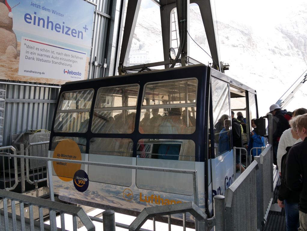 Gletscherbahn Zugspitze - Wie die meisten Seilbahnen in Garmisch dient auch die Gletscherbahn regelmäßig als Werbetafel. - © alpintreff.de / christian Schön