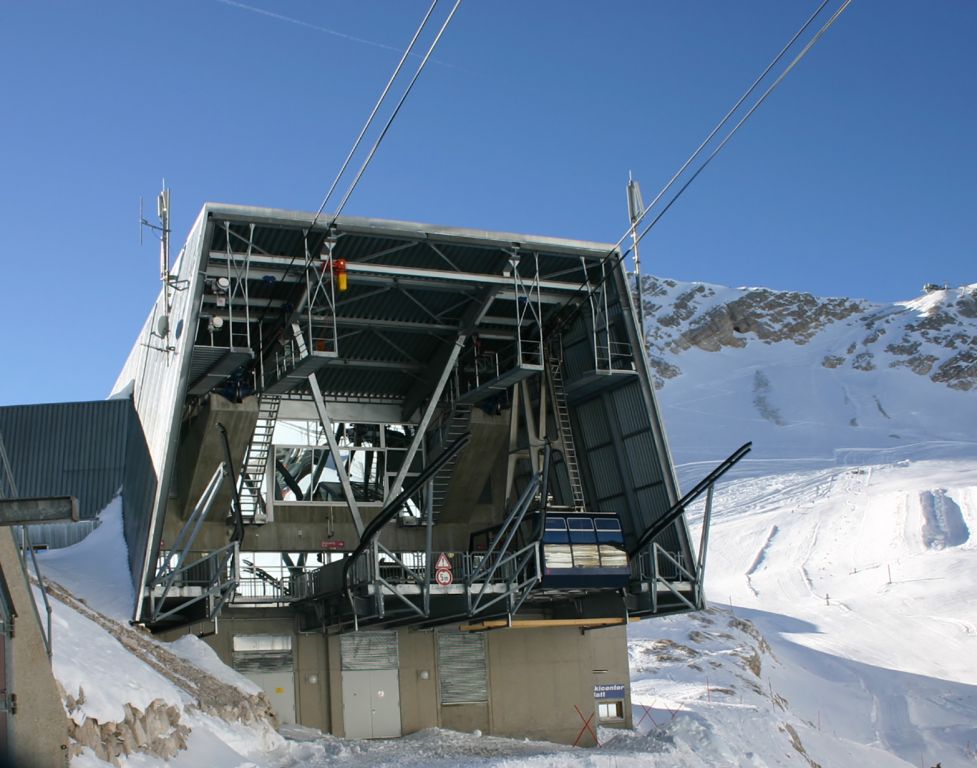 Gletscherbahn Zugspitze - Die Kabinen der Gletscherbahn fassen übrigens 100 Personen. Damit lassen sich etwa 1.000 Personen pro Stunde und Richtung befördern. - © alpintreff.de / christian Schön