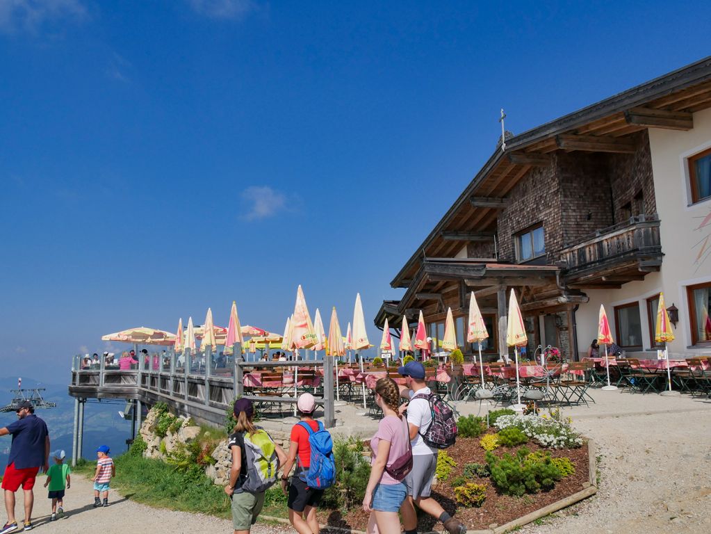 Gipfelrestaurant Hohe Salve - Das Gipfelrestaurant auf der Hohen Salve mit großzügiger Sonnenterrasse. Auf der Terrasse hat man einen schönen Blick Richtung Hopfgarten und auch auf den Startplatz der Paraglider. - © alpintreff.de / christian schön Gipfelrestaurant Hohe Salve - Das Gipfelrestaurant auf der Hohen Salve mit großzügiger Sonnenterrasse. Auf der Terrasse hat man einen schönen Blick Richtung Hopfgarten und auch auf den Startplatz der Paraglider. - © alpintreff.de / christian schön