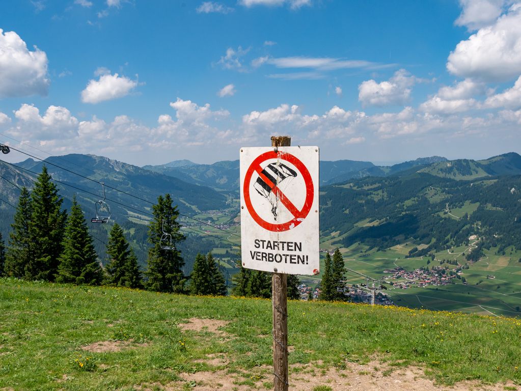 Bitte keine Gleitschirmflieger - Hier dürfen keine Gleitschirmflieger starten. Das stimmt aber nur für den Bereich direkt an der Bergstation. Der Startplatz der Paraglider ist etwas höher. - © alpintreff.de / christian schön