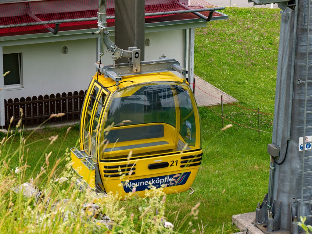 Gondel der Neunerköpflebahn in Tannheim - Los ging es von Tannheim aus mit der Neunerköpflebahn in einer Sektion bis zum Gipfel. - © alpintreff.de / christian schön