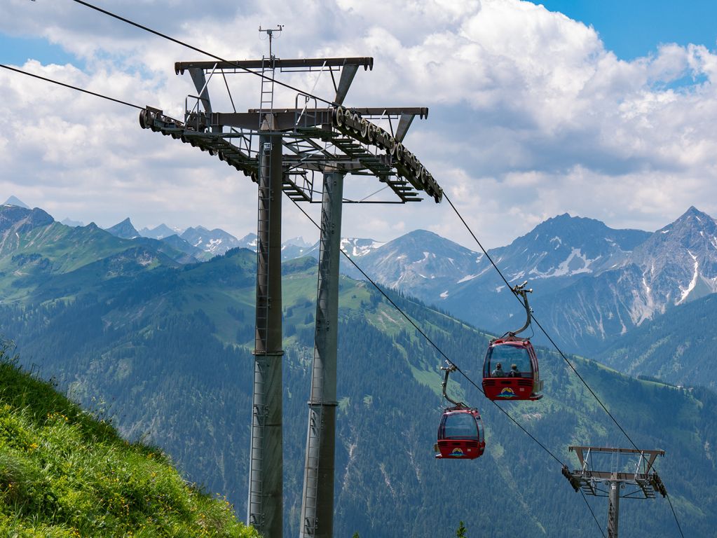 Gondelbahn Füssener Jöchle - Die Gondelbahn Füssener Jöchle nahe der Bergstation. Blick auf das Neunerköpfle in Tannheim - © alpintreff.de / christian schön